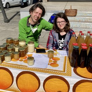 Genussmarkt Oberpullendorf Kleinstproduzenten und Private können sich einfach mit einem Klapptisch am Markt platzieren hier mit Honig und Säften