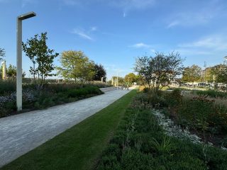 Radwege, Fußgänger und viel Grün am Nibelungenplatz in Tulln