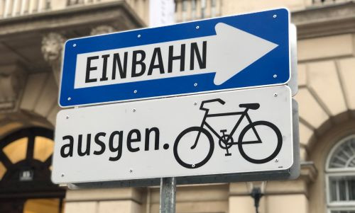 Einbahn mit Zusatzschild