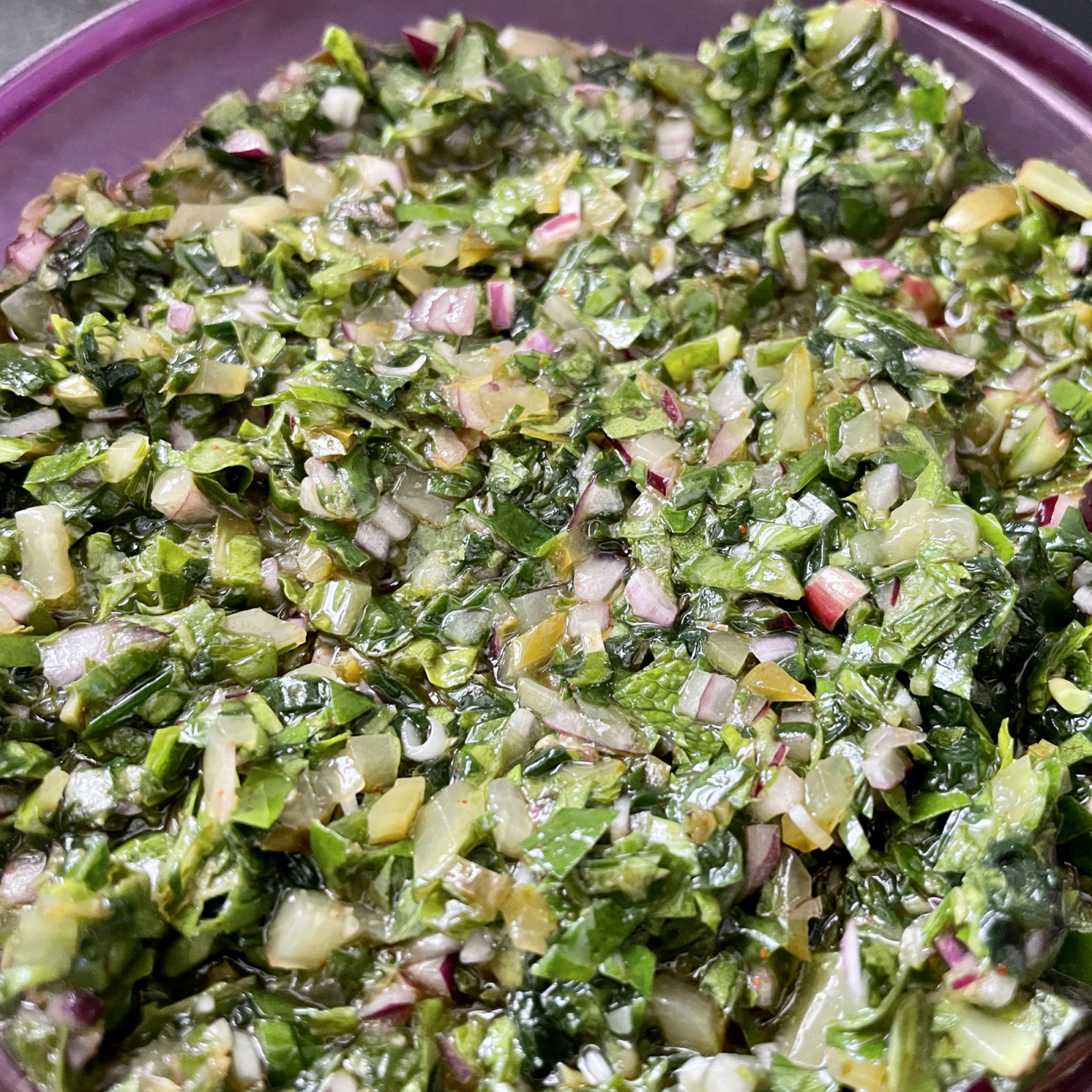 Chimichurri sollte noch ein paar Stunden im Kühlschrank durchziehen bevor es in den Burger darf