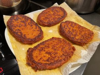 Burger-Patties gut abtropfen lassen und dann gleich essen, ein paar Tage im Kühlschrank lagern oder gleich für ein schnelles Burger-BBQ ohne Stress einfrieren