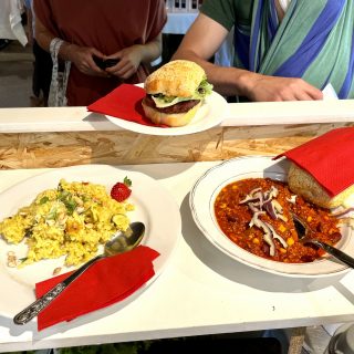 Das Menü am Markt der Erde in Lutzmannsburg begeisterte Slow Food-Fans - Thai-Reisfleisch, buntes Chili sin carne und der Choripan-Burger