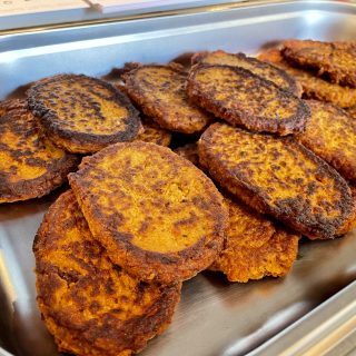 Die Choripan-Laibchen bleiben lange saftig und lassen sich gut warmhalten und auch schnell im Mikro aufwärmen, wenn man sich schnell einen Burger bauen will