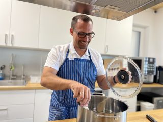 Didi beim Kochen im Sonnenland Teamspace, wo alle geplanten Events stattfinden