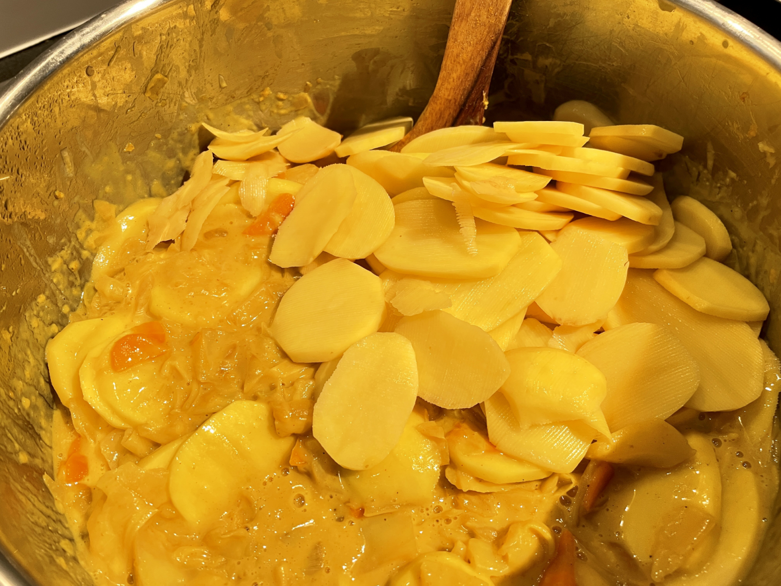 Kartoffeln mit Kraut vermischen und durchziehen lassen bevor diese im Backrohr knusprig gebacken werden