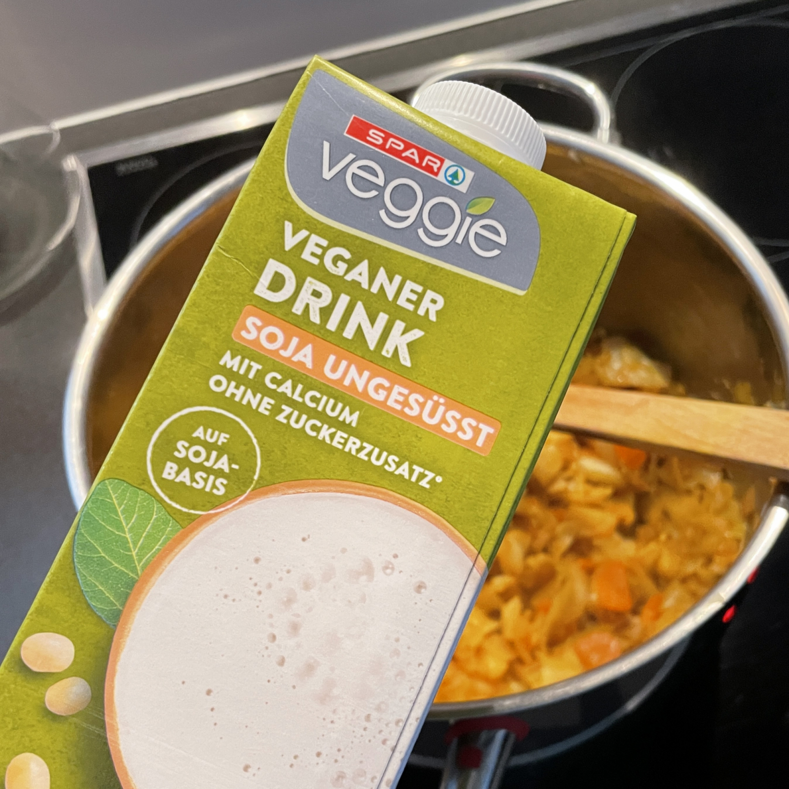 Mittlerweile gibt es viele Sojaprodukte ohne Zucker - perfekt für die Veggie-Küche oder auch im Kaffee