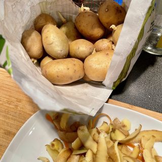 Frische Kartoffeln sind spitze, aber manchmal wachsen auch bei mir Grumpan aus. Macht nix, aber es wird Zeit zum Verarbeiten