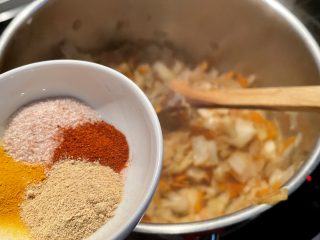 Salz, Asafoetida, Kurkuma und Paprika werden kurz in Butter angebraten