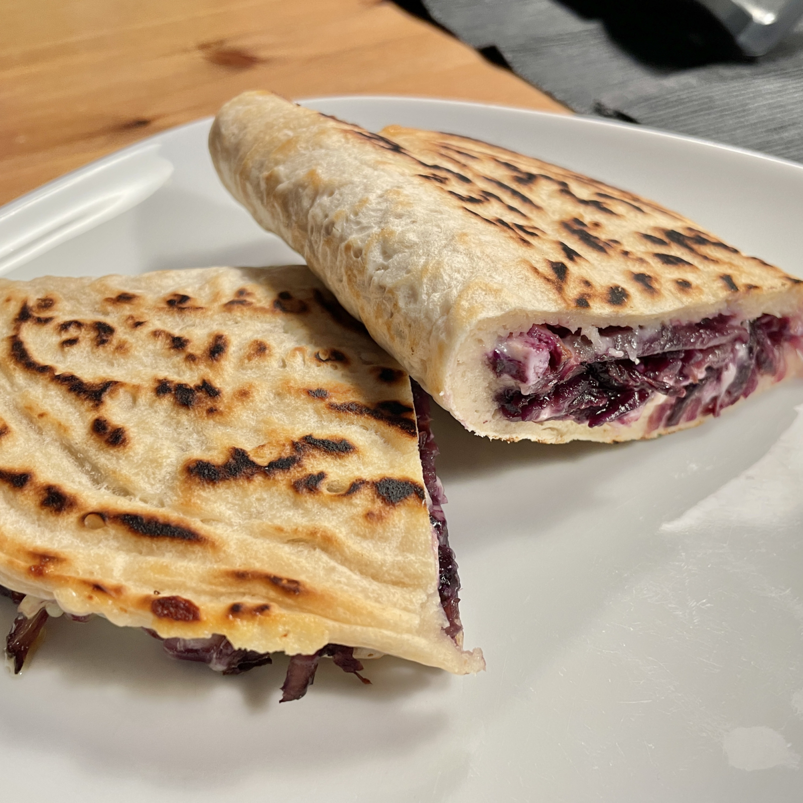 In Spalten auseinandergeschnitten kann man es schön anrichten und mit Salat eine komplette Mahlzeit daraus machen