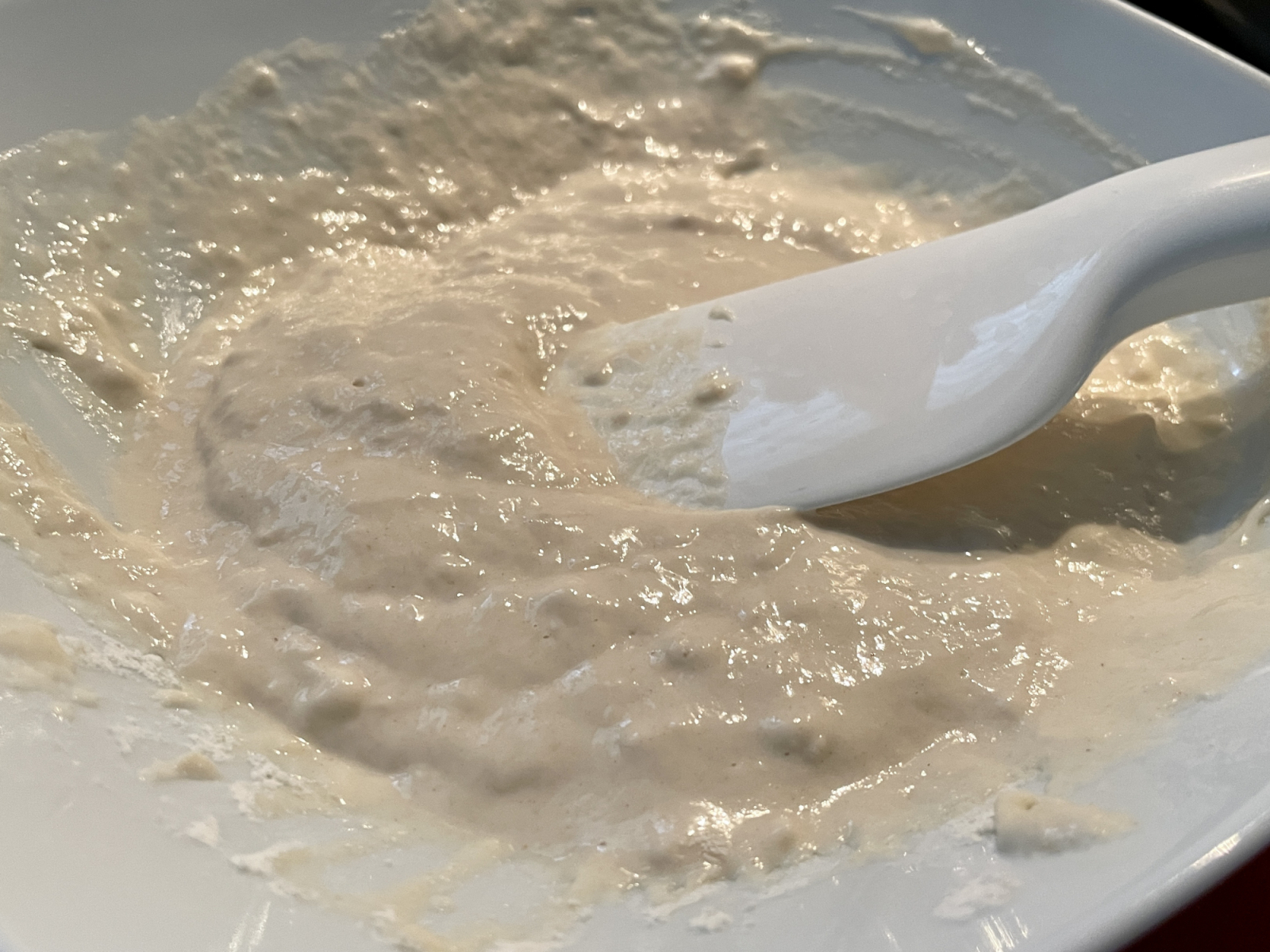 Teig mit Holzlöffel oder Spachtel verrühren. Bei Backpulver-Teig eher keine Küchenmaschine verwenden.