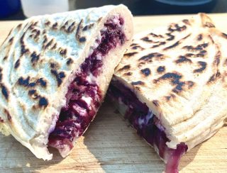 Pfannenbrot gefüllt mit violetten Karotten, geröstetem Zwiebel, Tofu und Parmesan