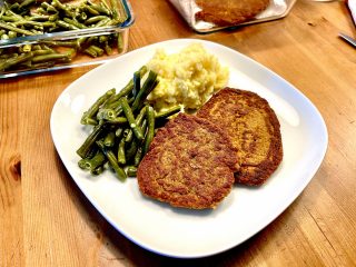 Pflanzliches Protein-Steak mit Fisolen und Grumpanpü - so nenne ich das zumindest