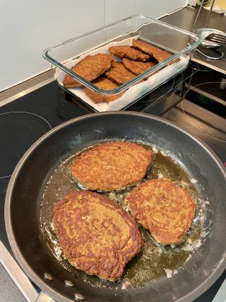 Rausbraten und Warmhalten geht schnell und einfach, weil wenige Rückstände im Öl bleiben