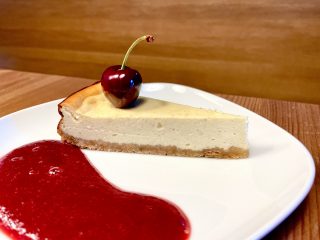 Cheesecake mit frischer Kirsch-Leckwa geht auch schon zum Frühstück