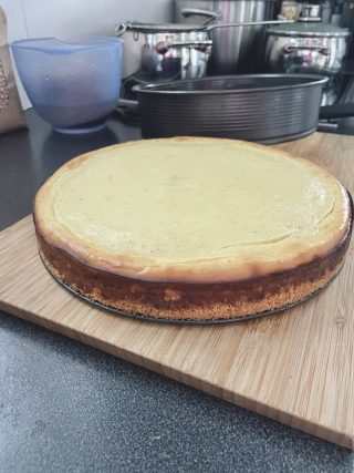 Fertiger Cheesecake, der aber gut auskühlen sollte, bevor man ihn genießen kann