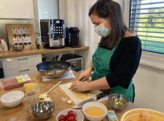 Die Füllung für die perfekte Nudel wird von den Teilnehmern beim Kochkurs mit Daniela Leyrer im Sonnenland Teamspace mit viel Liebe vorbereitet