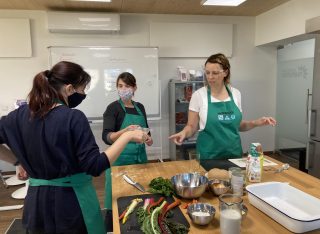 Einteilung der nächsten Schritte für die perfekte Nudel-Füllung beim Kochkurs mit Daniela Leyrer im Sonnenland Teamspace