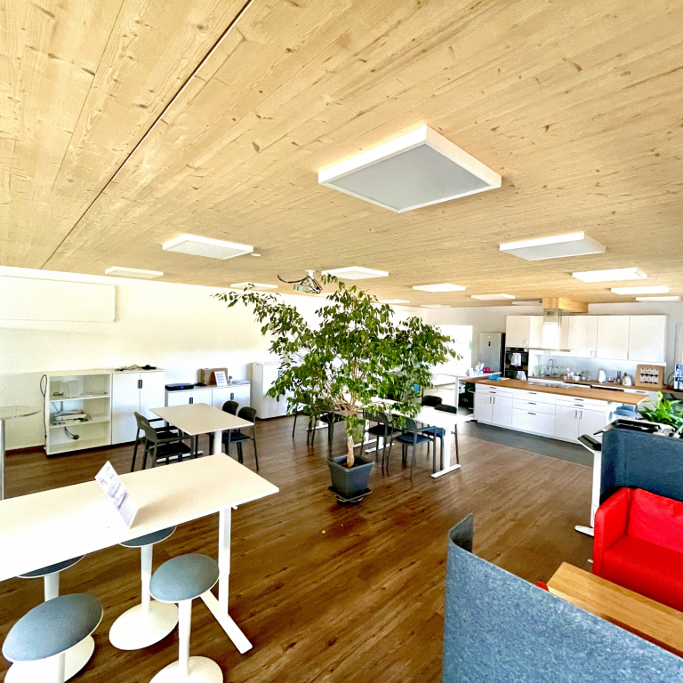 Heller-Raum-mit-bestem-Kaffee-und-Coworking-Ecken-fürs-konzentrierte-Arbeiten
