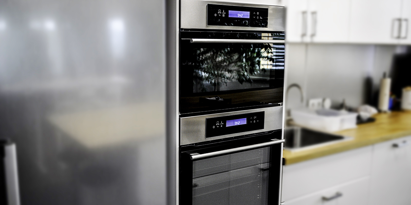 Dampfgarer, Mirkowelle mit Ofenfunktion, Backofen, Geschirrspüler, großer Kühlschrank, kleiner Weinschrank und Induktionsherd - alle Geräte werden durch Mixer, Pürierstab und Geschirr perfekt ergänzt