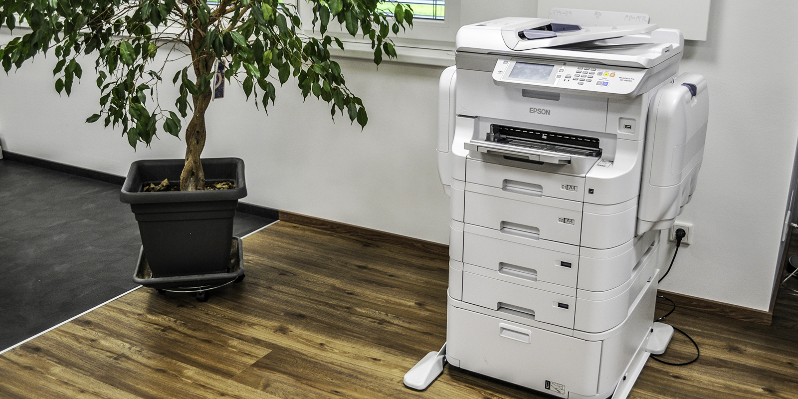 Ein moderner Drucker und Scanner sorgt für schnelle Ausdrucke bis zu Format-A3