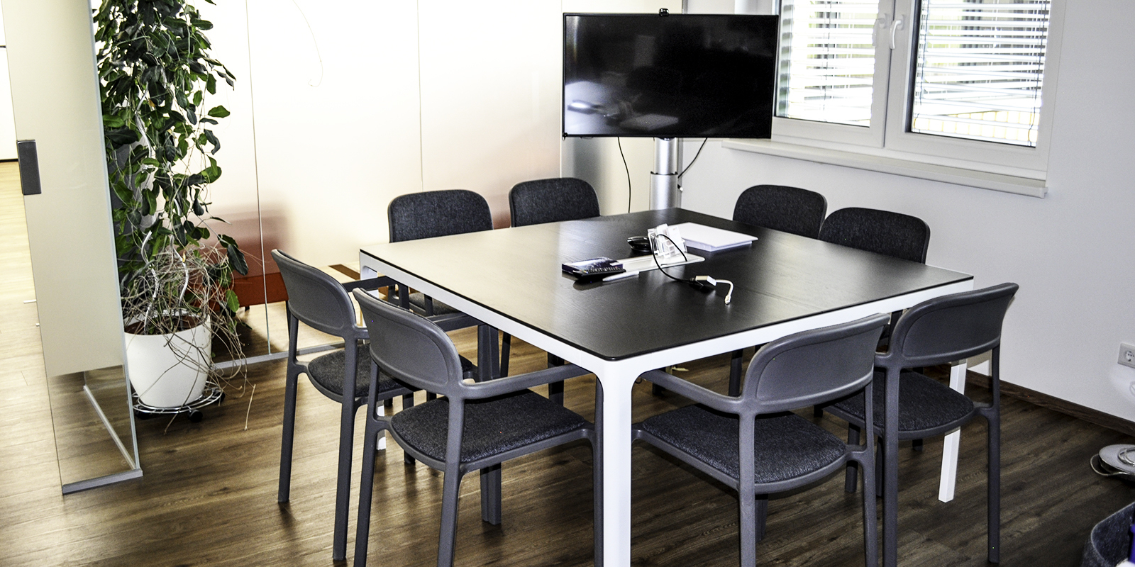 Im Meetingraum finden bis zu 8 Personen gemütlich Platz - für Meetings, Besprechungen oder Präsentationen