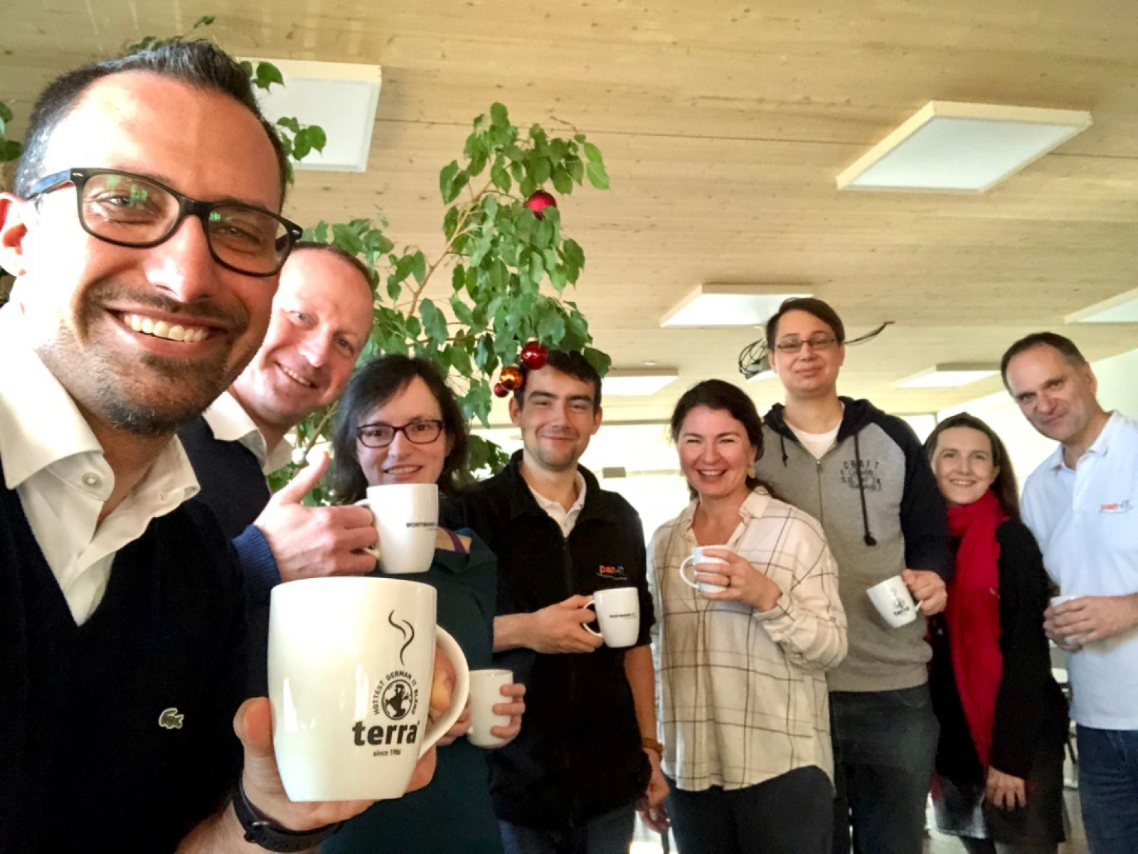 Jede Team-Größe findet Platz - und wenn es mal mehr sind als 30 Teilnehmer, können Kamera und Mikrofone für ein hybrides Meeting genutzt werden.