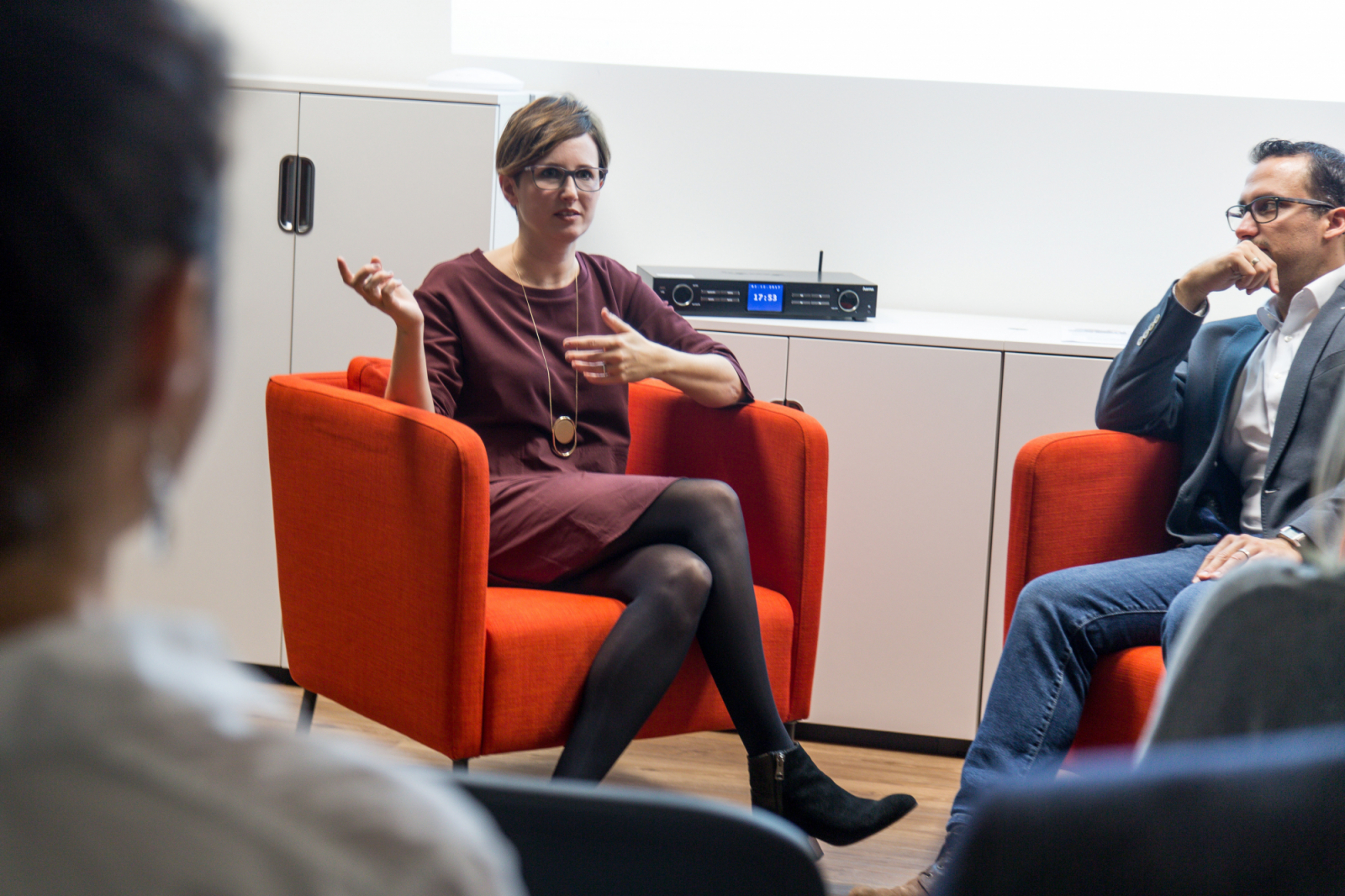 Vorträge, Podiumsdiskussionen und Präsentationen bekommen einen angenehmen Rahmen