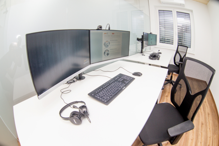 Co-Working-Space mit 2 Monitoren, höhenverstellbaren Tischen und viel Freiraum für Deine Ideen