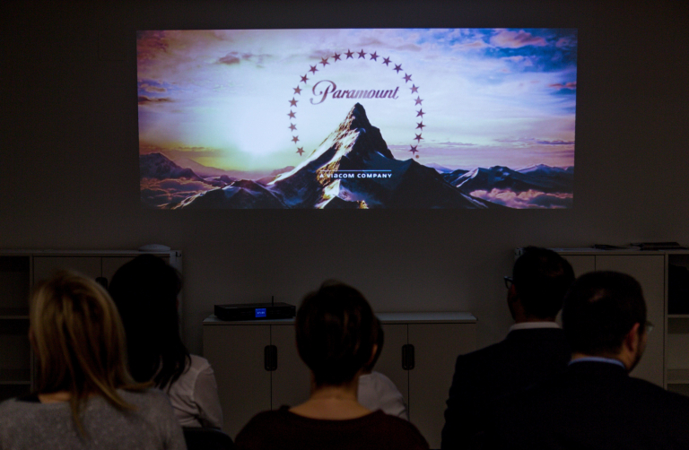 Filmvorführungen oder Präsentationen können in Reihenbestuhlung auch für mehr ca. 30 Personen organisiert werden