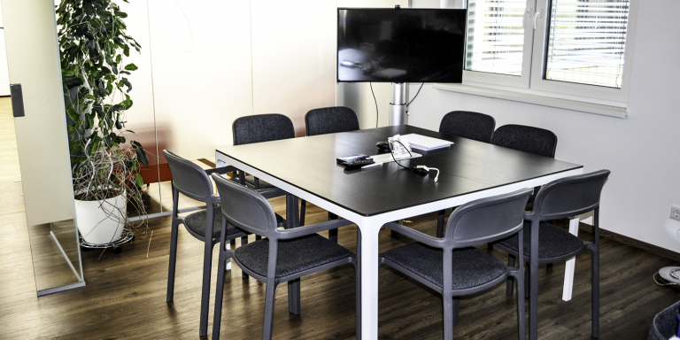 Im Meetingraum finden bis zu 8 Personen gemütlich Platz - für Meetings, Besprechungen oder Präsentationen