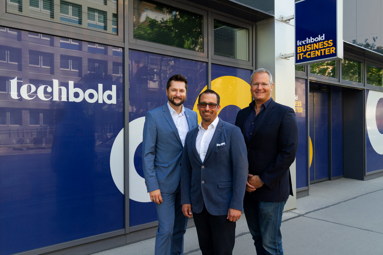 techbold CEO Damian Izdebski, pan-IT-Chef Dietmar Csitkovics und techbold COO Gerald Reitmayr vor der techbold-Zentrale in Wien.