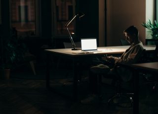 Alleingelassen im Büro oder im Home-Office, wenn die Stille nach dem überkommuniziertem Tagesgeschäft eingekehrt ist