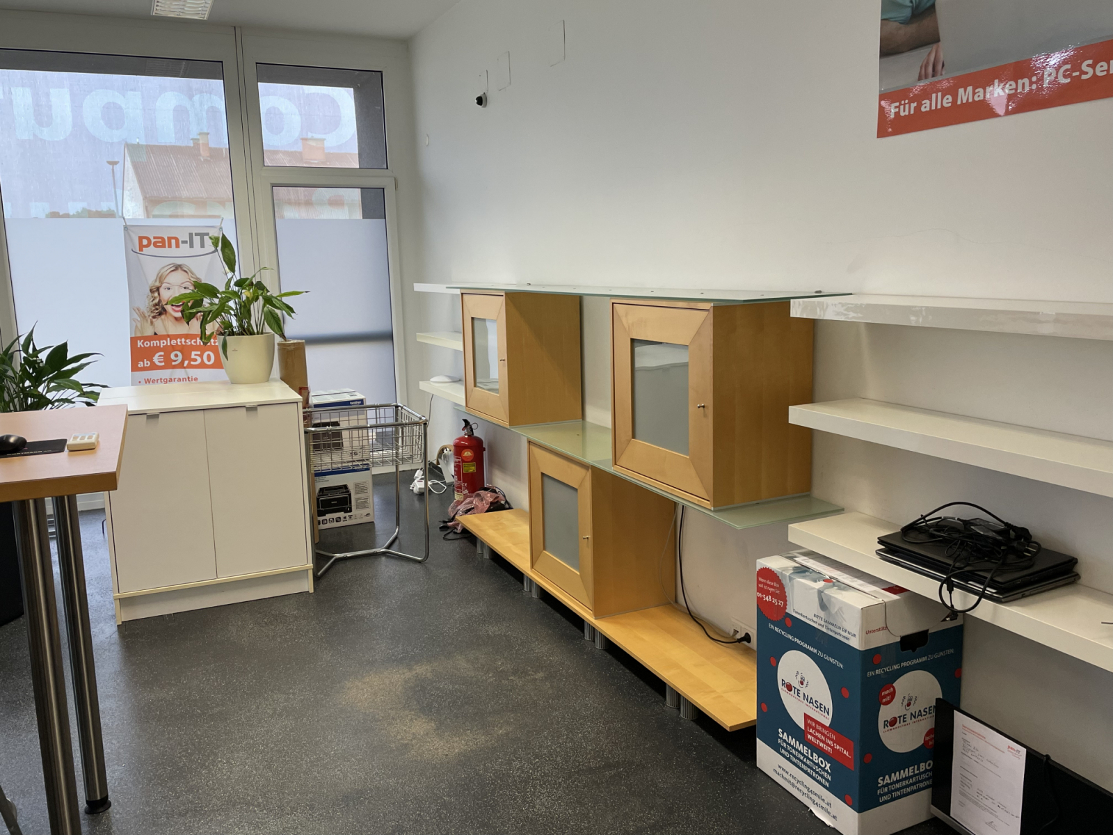 Praxis büro eingang kundenbereich möbel vorhanden