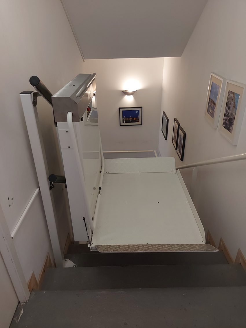 Plateforme oblique sur escalier droit