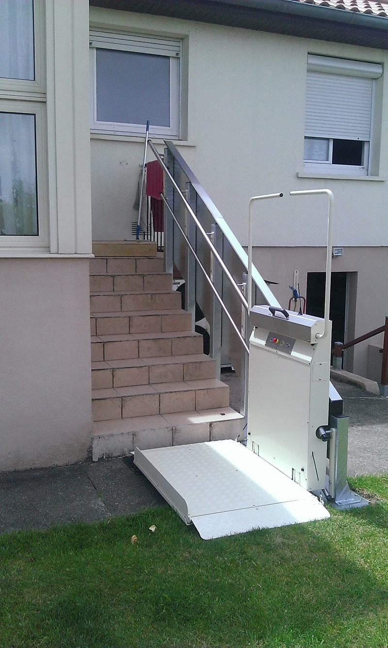 Plateforme oblique sur escalier droit