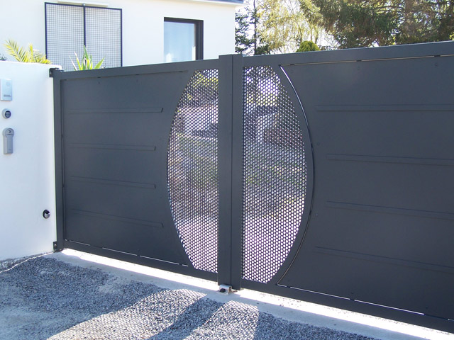 portail pvc noir ajouré