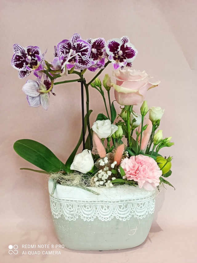 Composition fleurs coupées avec orchidée