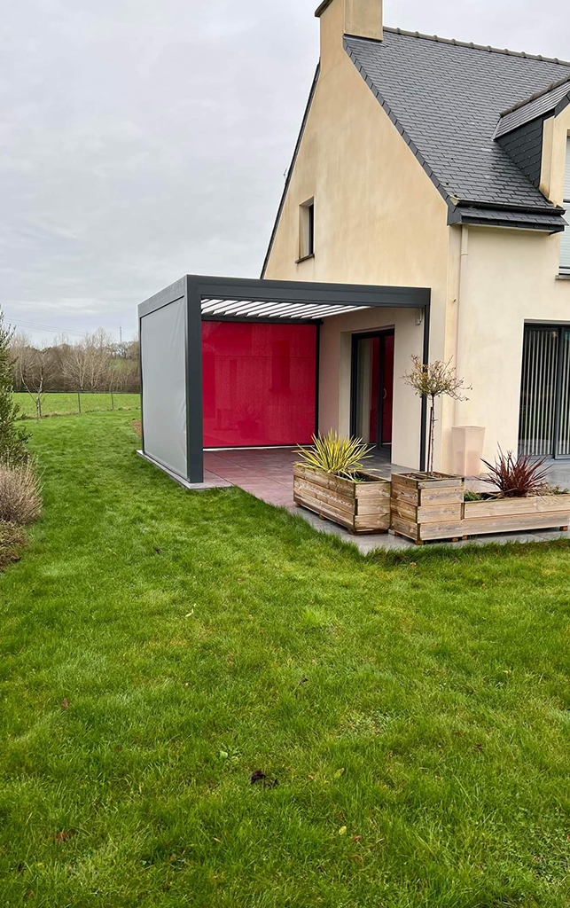 pergola avec store rouge