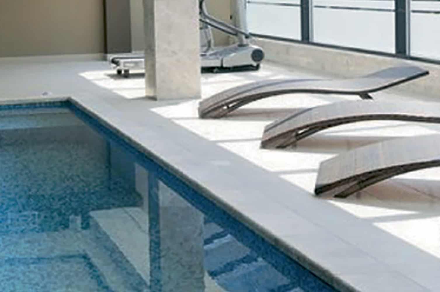 piscine intérieur chaises longues