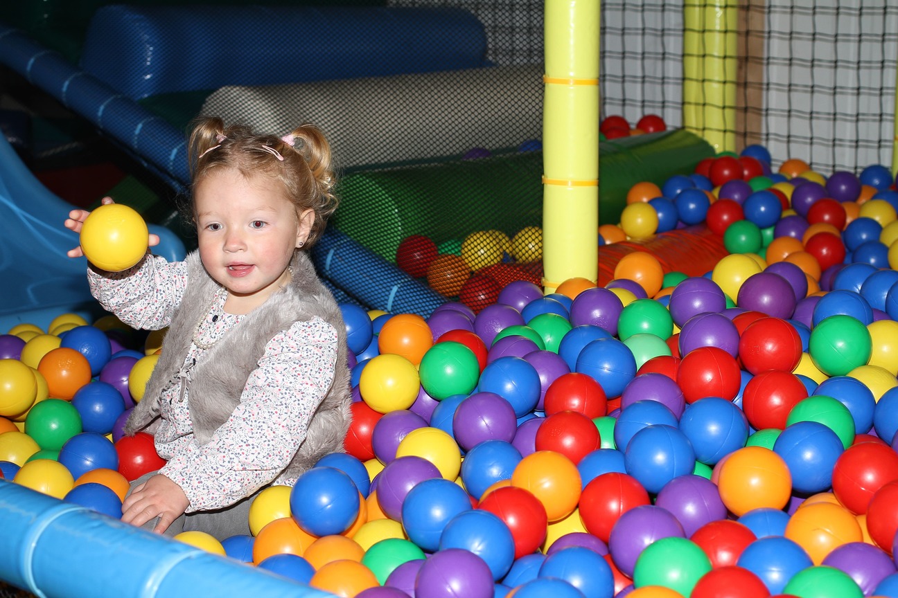 Aire De Jeux Couverte Pour Enfants De 0 A 12 Ans Schatzi Park