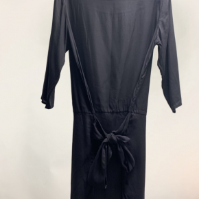 Robe noire à noeud