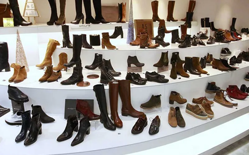 Le rayon bottes de Chaussures Gasc, rue des Trois Conils à Bordeaux
