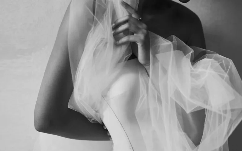 Robe de mariée en tulle photographiée en noir et blanc, boutique Mademoiselle M Mariage à Bordeaux