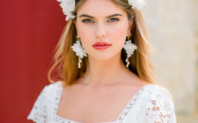 Mariée portant des boucles d'oreilles fleuries et une couronne, créations de l'Atelier Nadine Schalit aux Chartrons