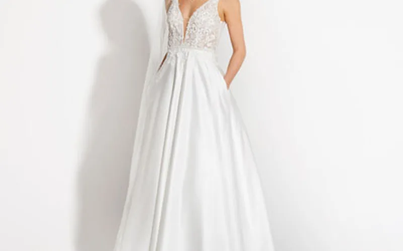 Robe de mariée à jupe ample présentée dans la boutique Un jour une robe, rue de la Benauge à Bordeaux