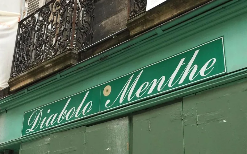 La devanture verte du disquaire Diabolo Menthe, rue de Cheverus à Bordeaux