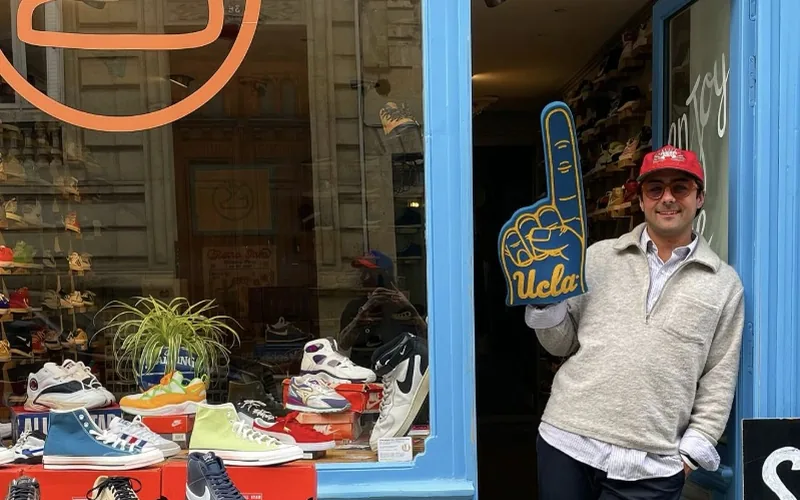La devanture bleue de Retro Jam, rue du Palais-Gallien à Bordeaux, avec ses sneakers rétro en vitrine
