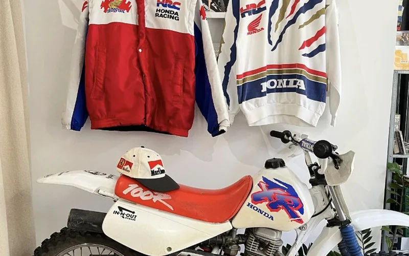 Vestes Honda Racing des années 90 et moto tout-terrain dans la boutique Snickers de Proust, rue Buhan à Bordeaux