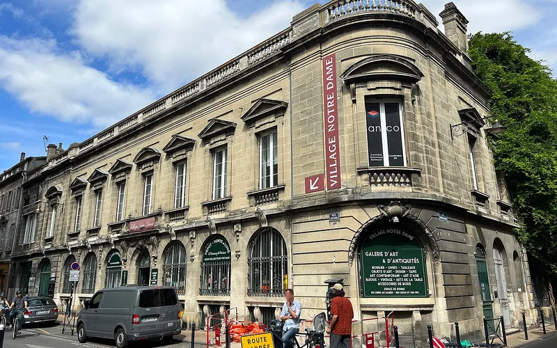 L'angle de la rue Notre-Dame et de la rue Sicard, avec l'enseigne verticale du Village Notre-Dame, dans les Chartrons à Bordeaux