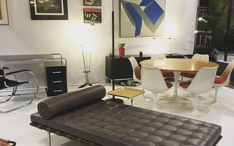 Mobilier et luminaires design du XXe siècle dans la galerie Vivement Lundi, rue Sicard à Bordeaux